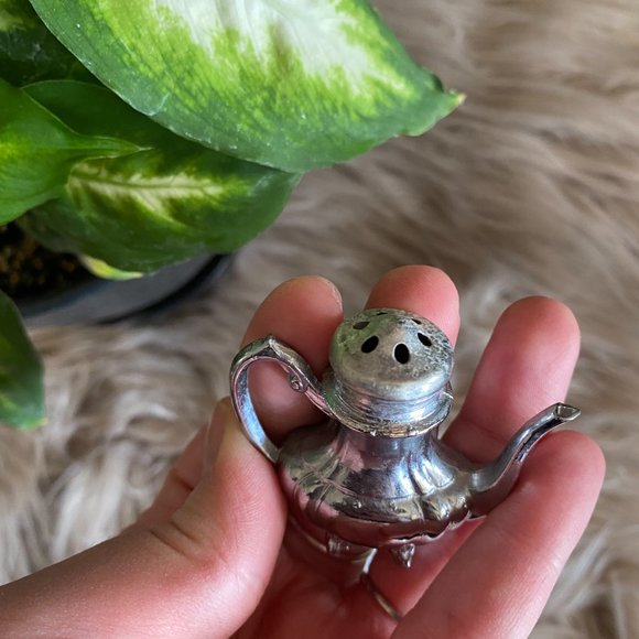 SOLD 🛒 Vintage Salt & Pepper Shakers - Picture 6 of 8